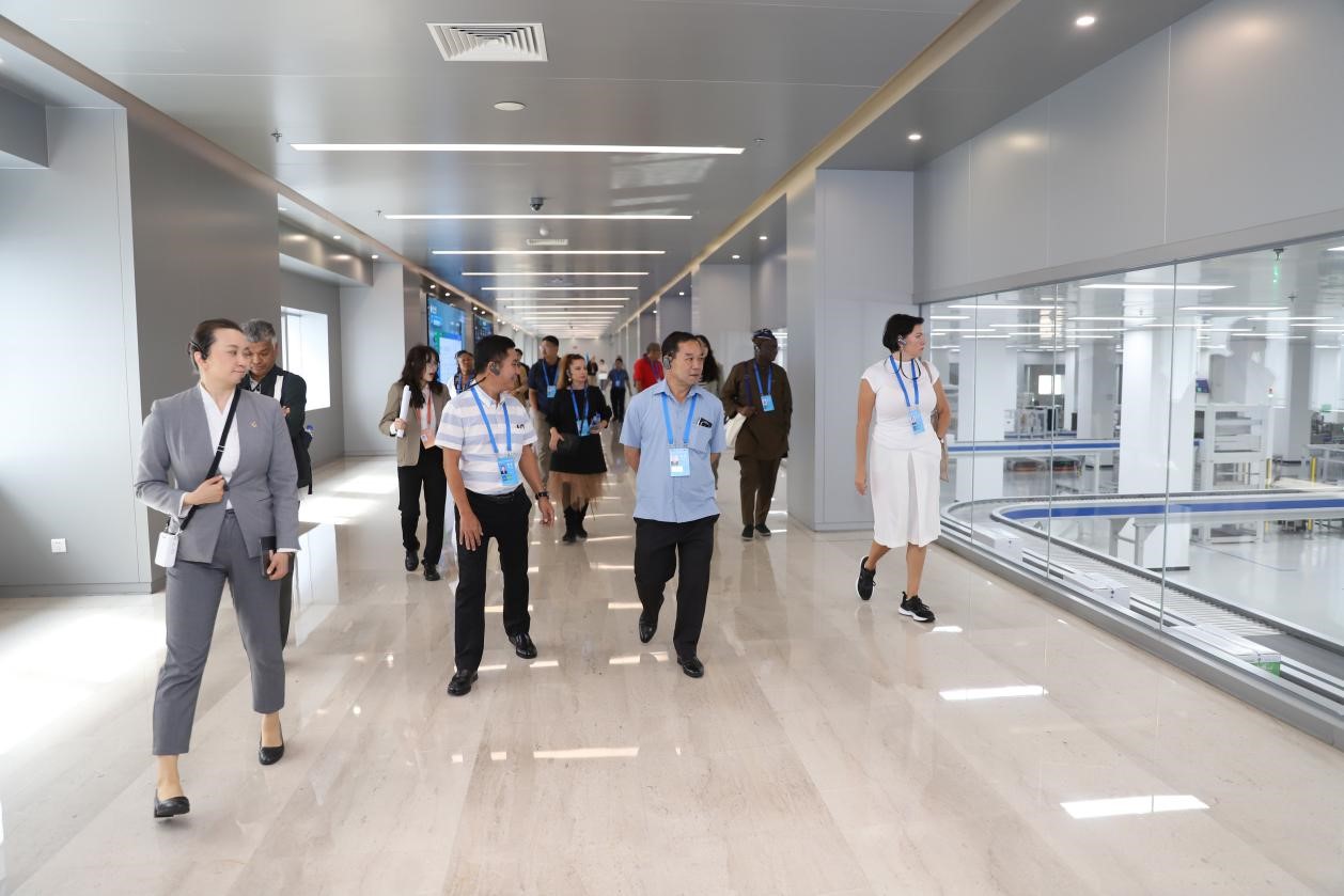 1分钟生产510支牙膏只需4人 外国友人说很震撼(图2)