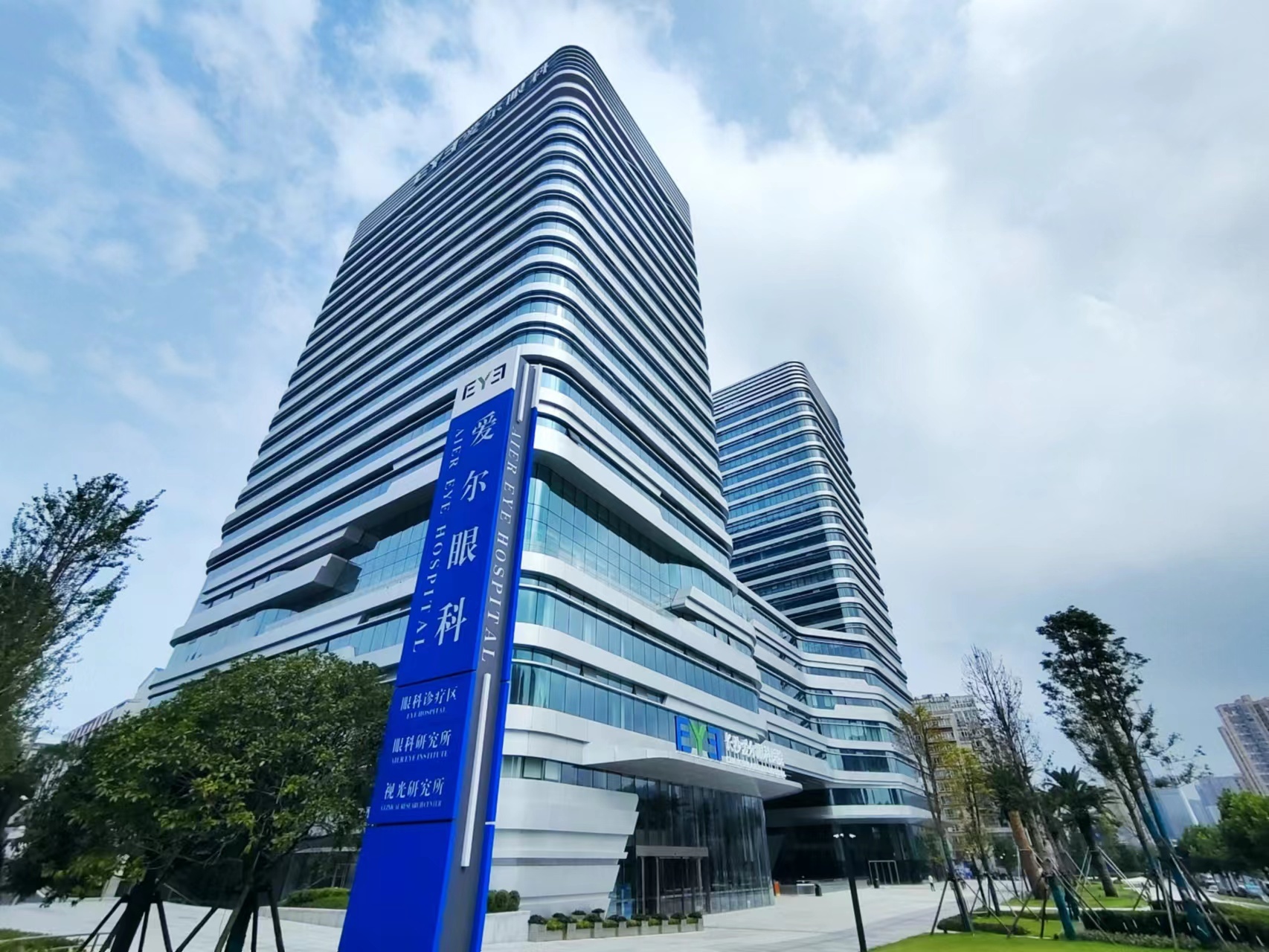 全球头部眼科医疗服务集团递表港交所董事长陈邦：要做世界级企业港股上市是必走一步(图1)